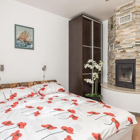1 Bedroom Beautiful Apartment In Vrh Vrh  Exteriér fotografie