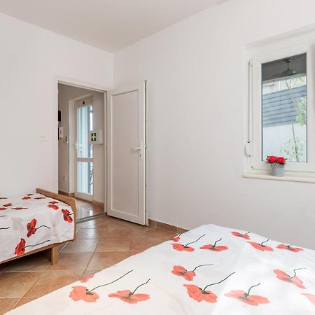 1 Bedroom Beautiful Apartment In Vrh Vrh  Exteriér fotografie