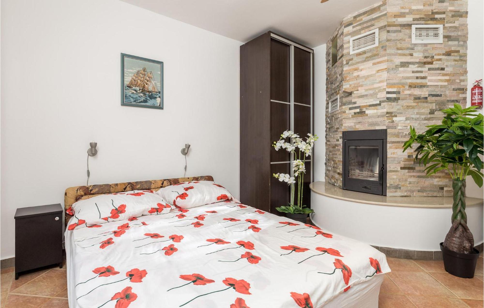 1 Bedroom Beautiful Apartment In Vrh Vrh  Exteriér fotografie