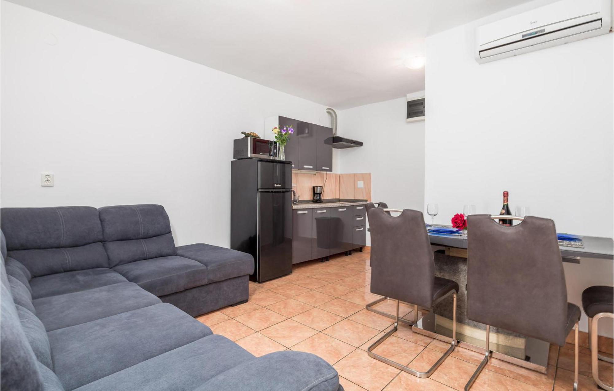 1 Bedroom Beautiful Apartment In Vrh Vrh  Exteriér fotografie