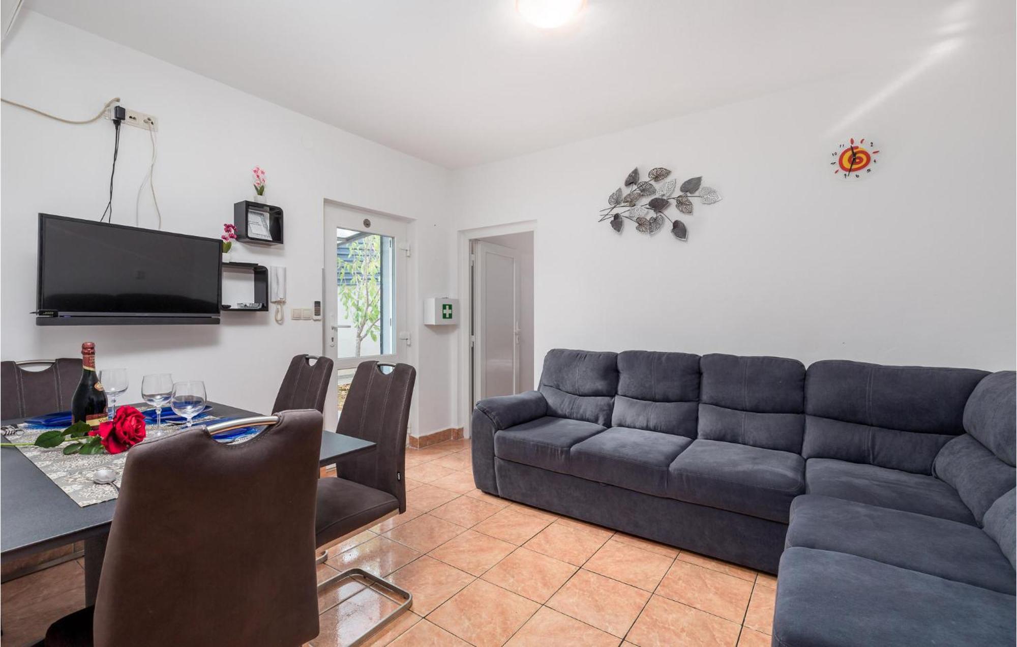 1 Bedroom Beautiful Apartment In Vrh Vrh  Exteriér fotografie