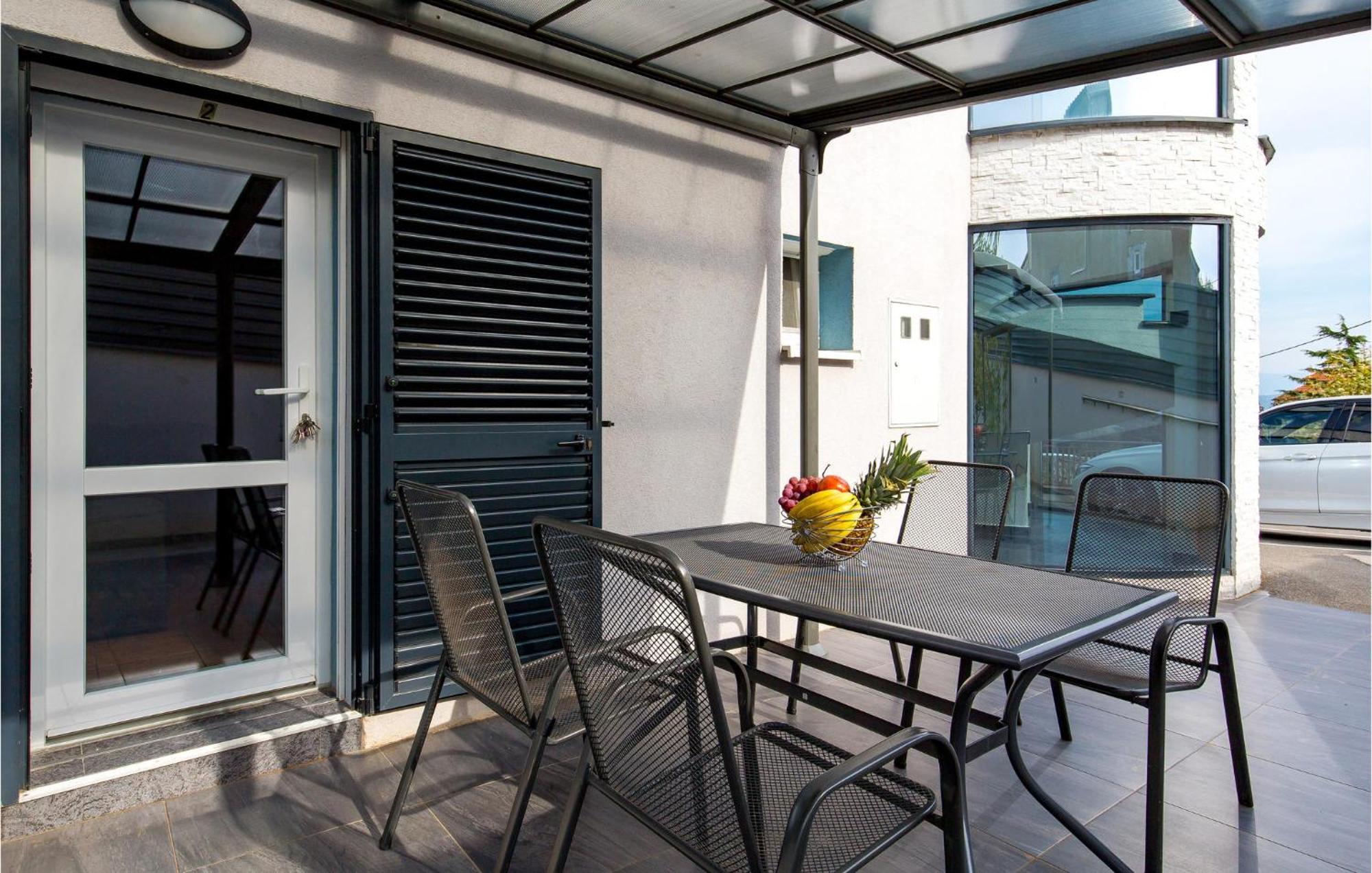 1 Bedroom Beautiful Apartment In Vrh Vrh  Exteriér fotografie