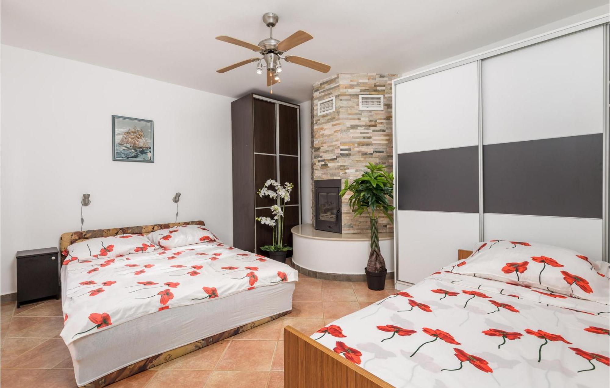 1 Bedroom Beautiful Apartment In Vrh Vrh  Exteriér fotografie