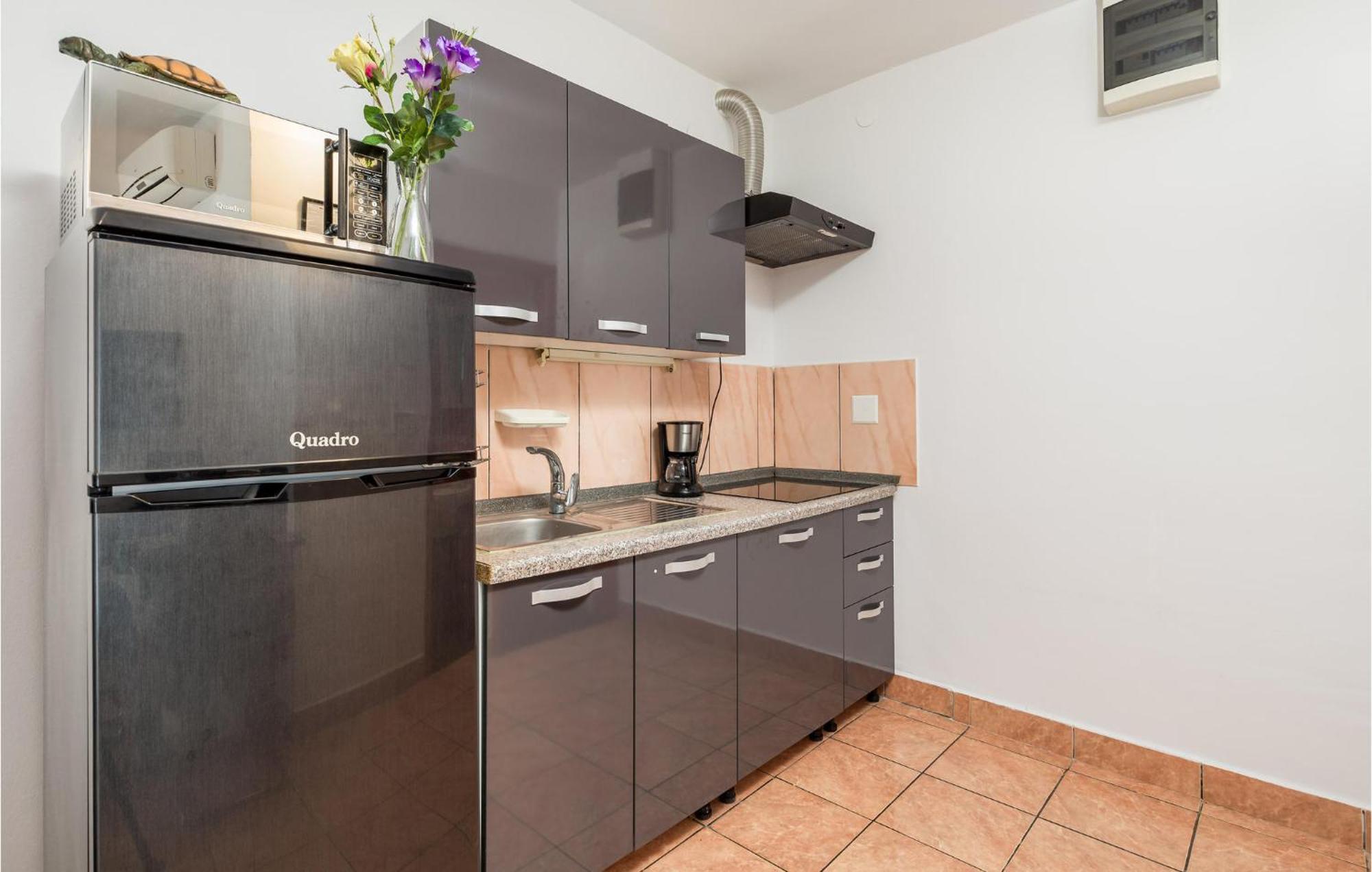 1 Bedroom Beautiful Apartment In Vrh Vrh  Exteriér fotografie