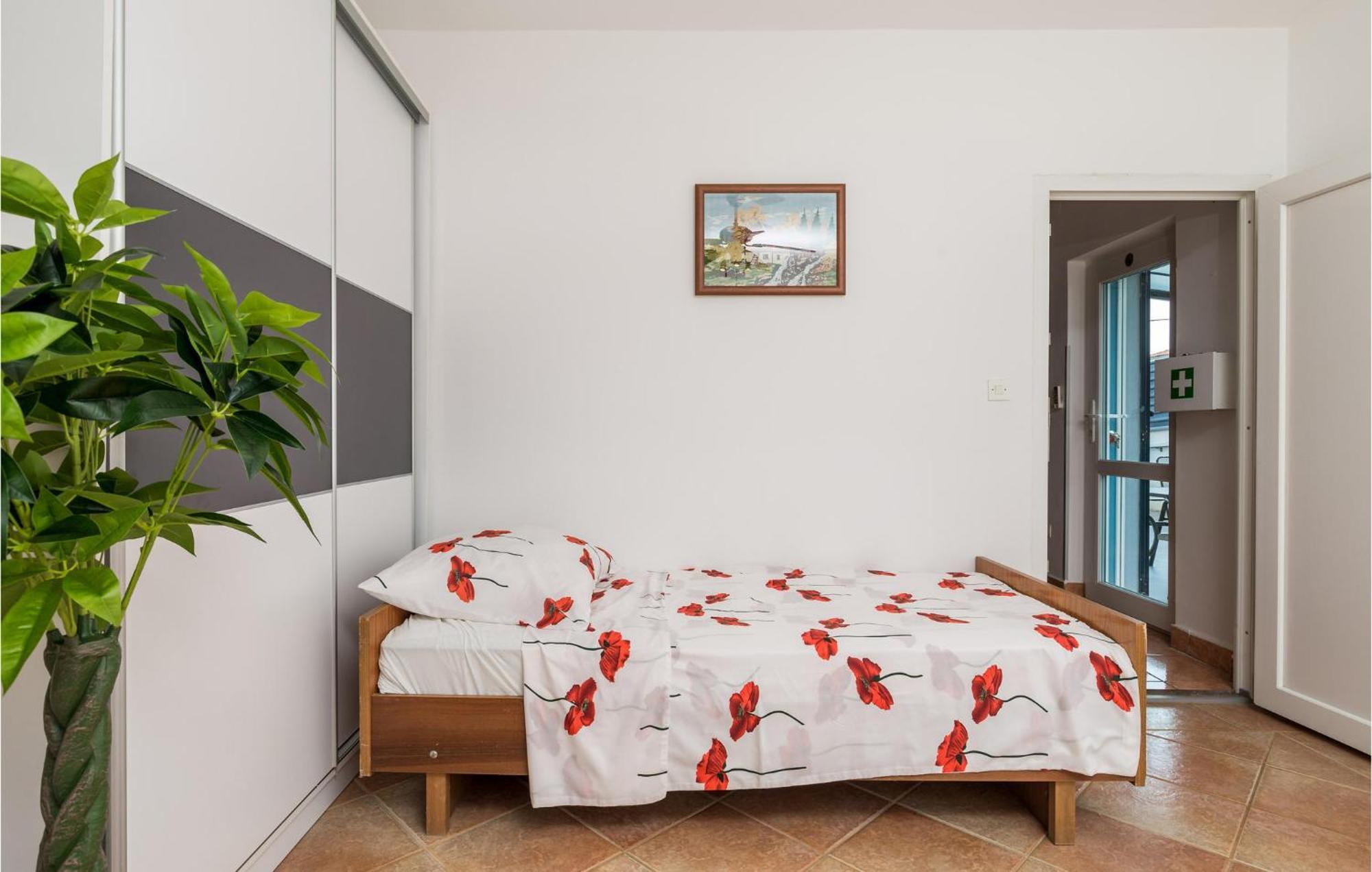 1 Bedroom Beautiful Apartment In Vrh Vrh  Exteriér fotografie