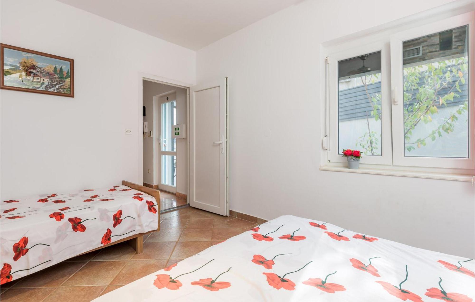 1 Bedroom Beautiful Apartment In Vrh Vrh  Exteriér fotografie